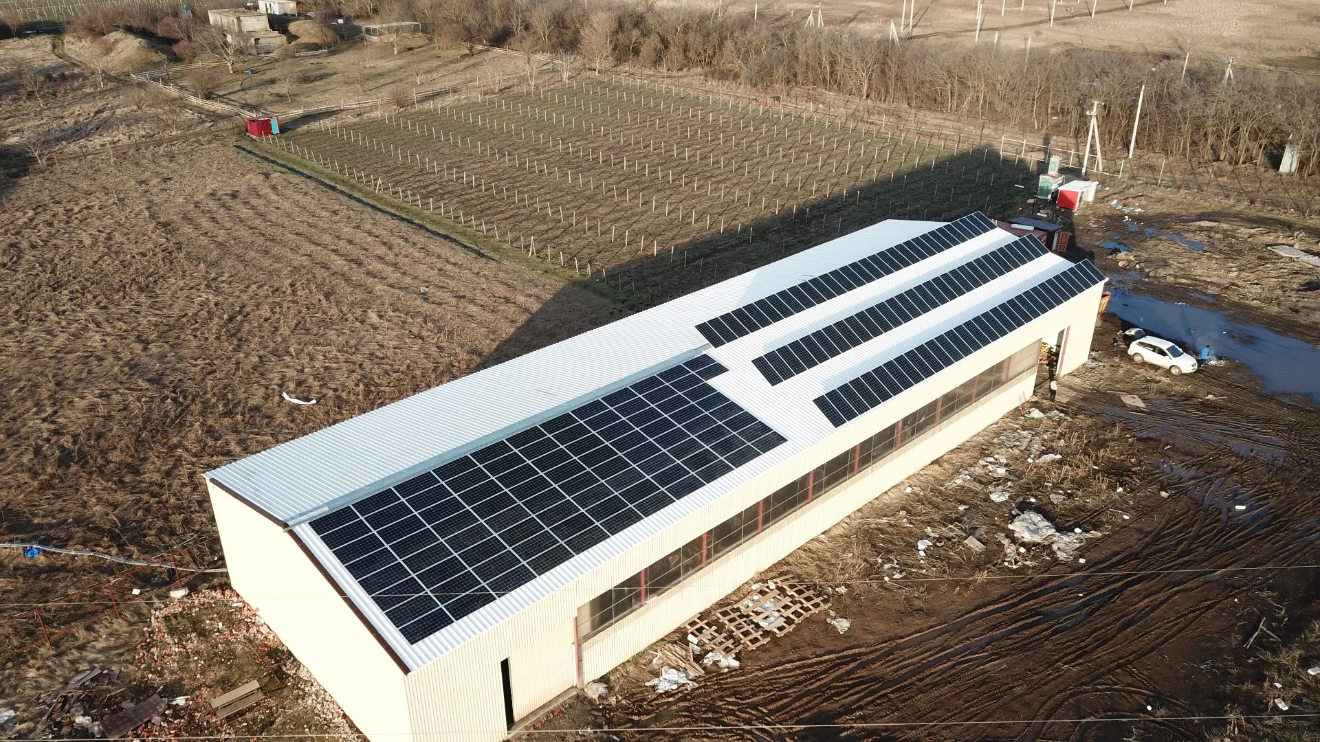 Солнечные модули размещены как под углом, так и классическим способом - на плоскости крыши для увеличения отдачи выработки модулями и всей системой в целом